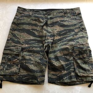 Backbone Camouflage Green/Tan Cargo Military Army Men’s Size 42 Bermuda Shorts